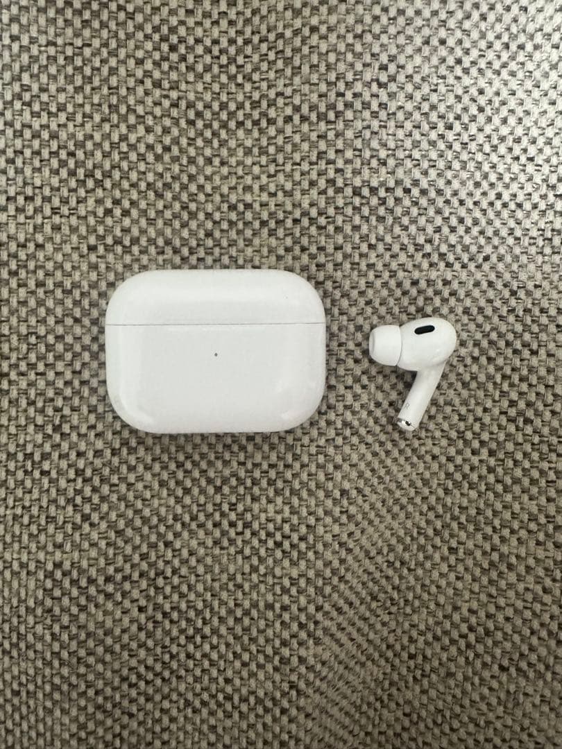 Apple AirPods Pro2 A3047 ケースと右耳のみ
