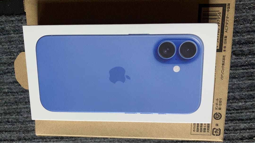 Apple iPhone16 128GB ウルトラマン