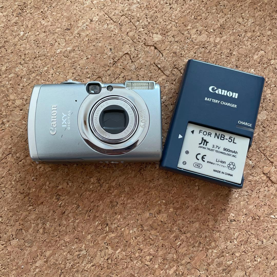 Canon IXY Digital 800IS本体と充電器