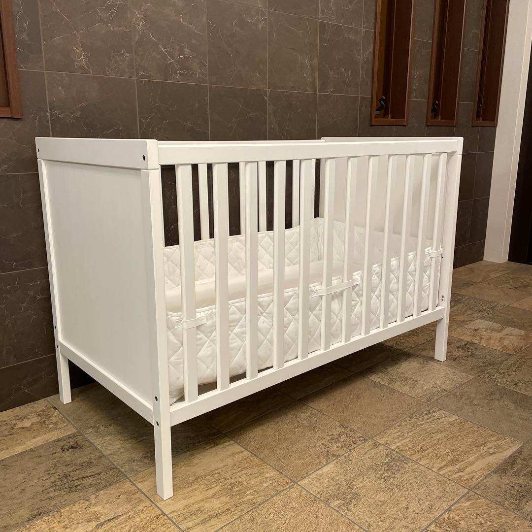 ベビーベッド⭐︎イケア　SUNDVIK マットレス、ベッドバンパー、シーツセット