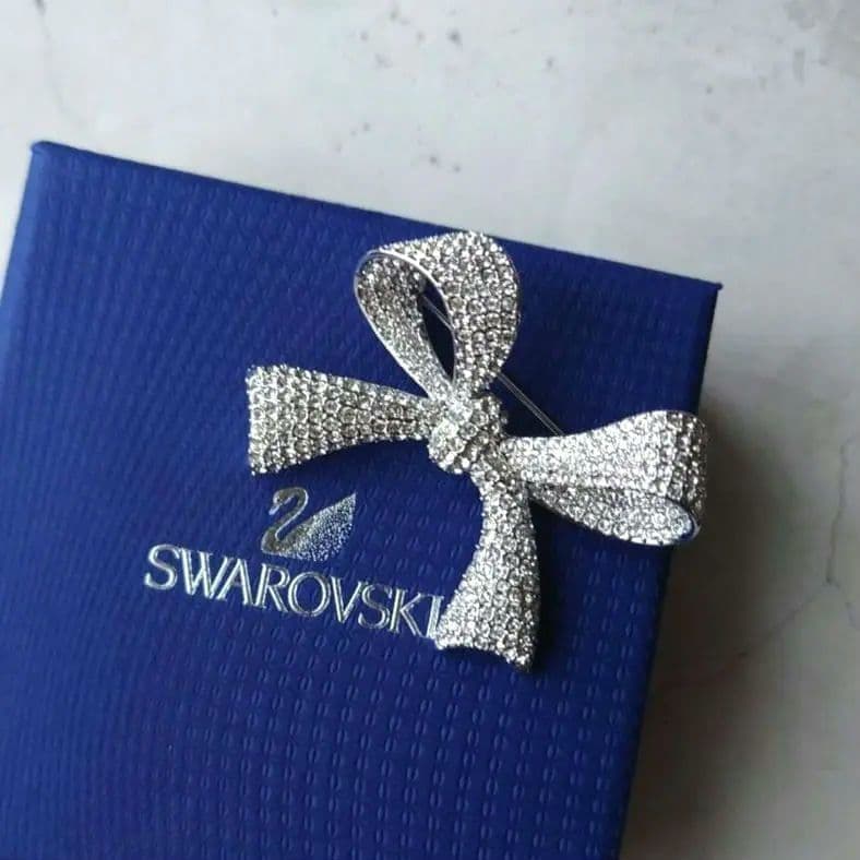 ちー　SWAROVSKI　スワロフスキー　ブローチ　リボン