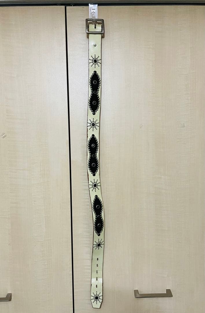 【最終価格】HTC レザー ベルト スタッズ ピーナッツ 白 黒