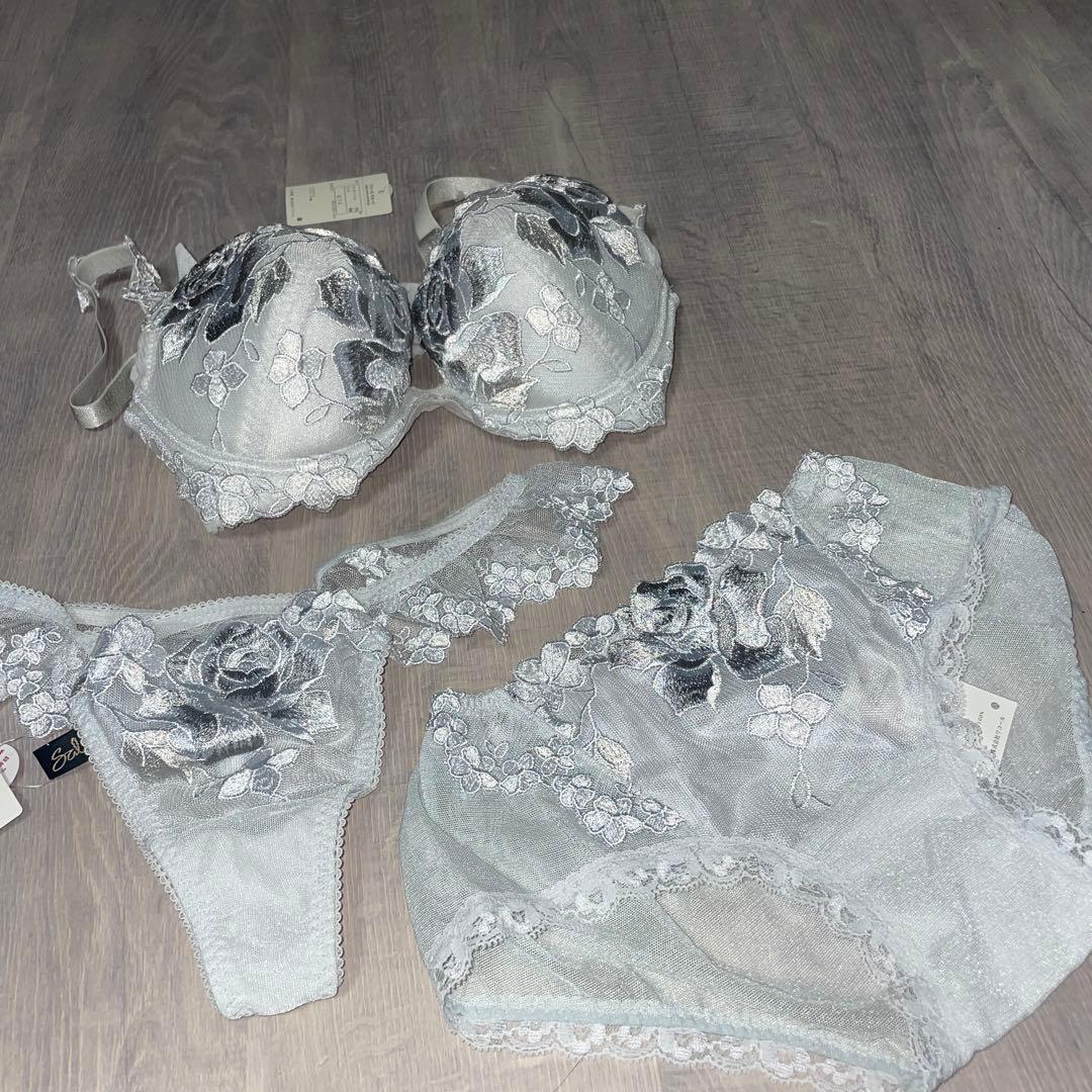 花柄刺繍 グレー ブラジャーショーツ２枚セット　D70 salute ワコール