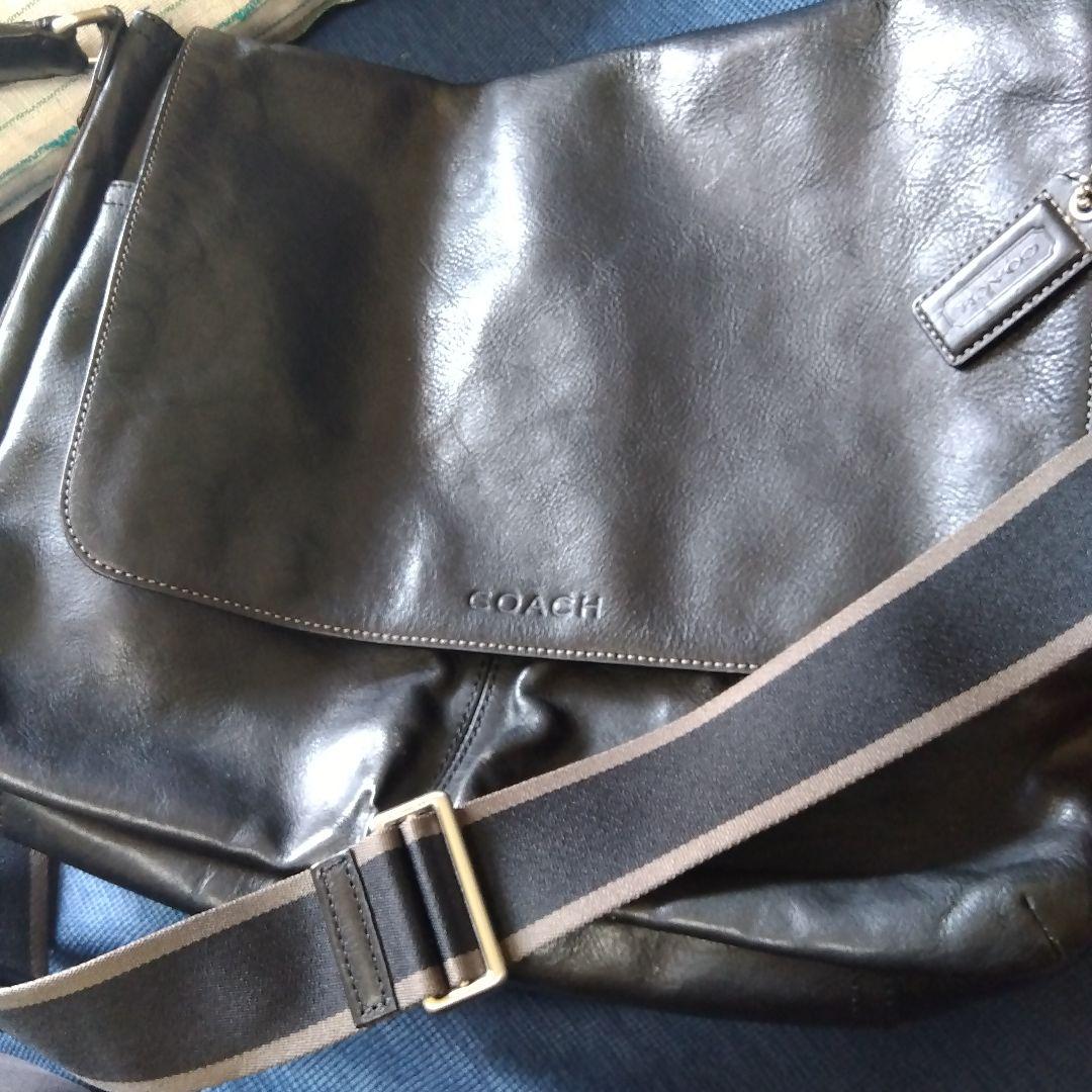 コーチ斜めがけバッグ　　ロゴ型押し　レザー　黒　A4可能