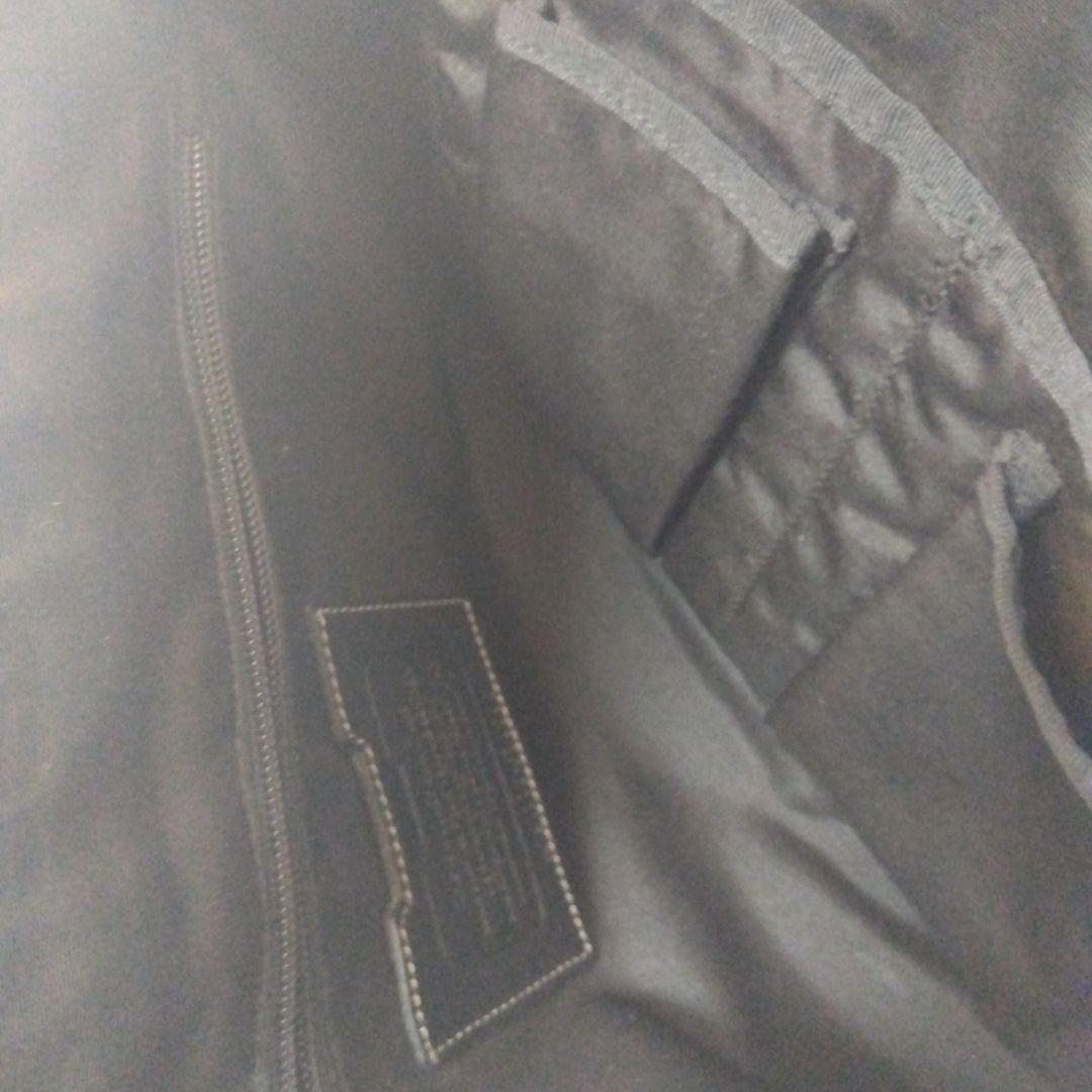 コーチ斜めがけバッグ　　ロゴ型押し　レザー　黒　A4可能