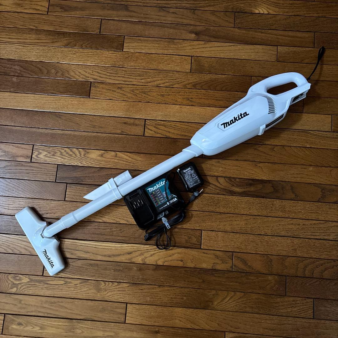 【美品】マキタ コードレス掃除機CL107 10.8Vバッテリ充電器付