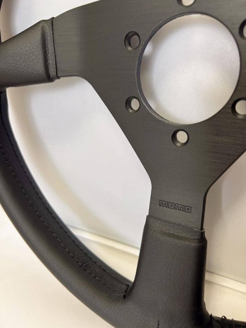 週末セール　MOMO 社外 ステアリング ホーンボタン付き 黒　ブラック