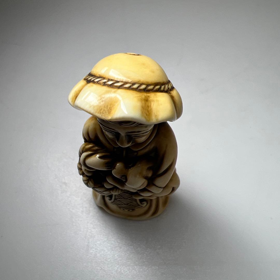 時代　女性に犬大振根付　高さ7.3㎝/39g 東Y8-0204☆2F