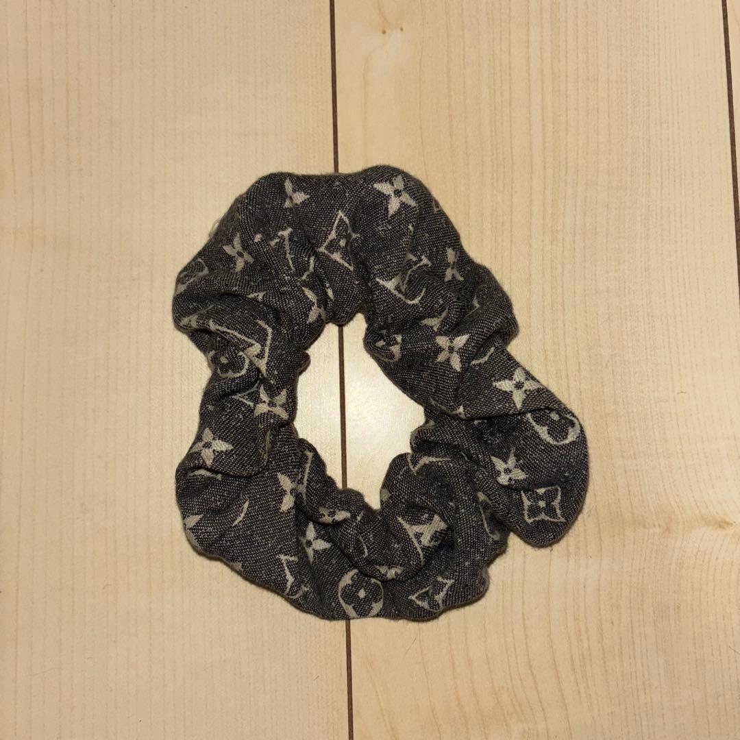 LOUIS VUITTON ダークグレー シュシュ