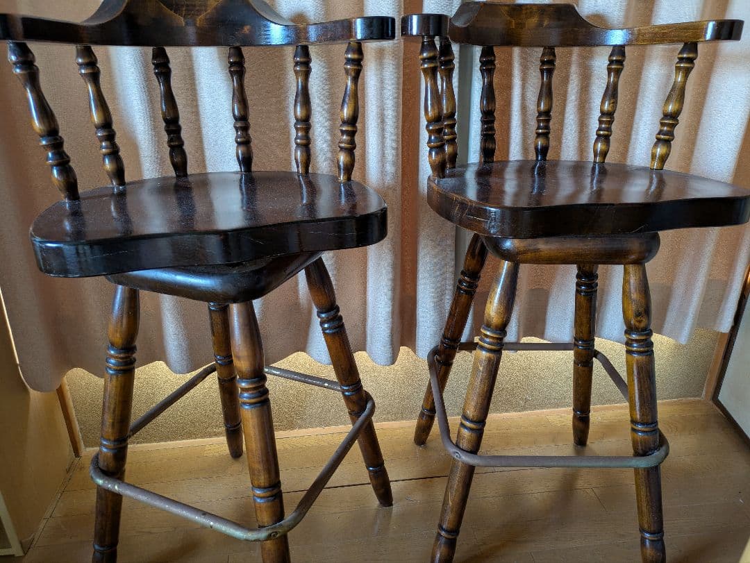 ダークブラウン 木製アーム付きカウンターチェアB 2脚セットの１脚