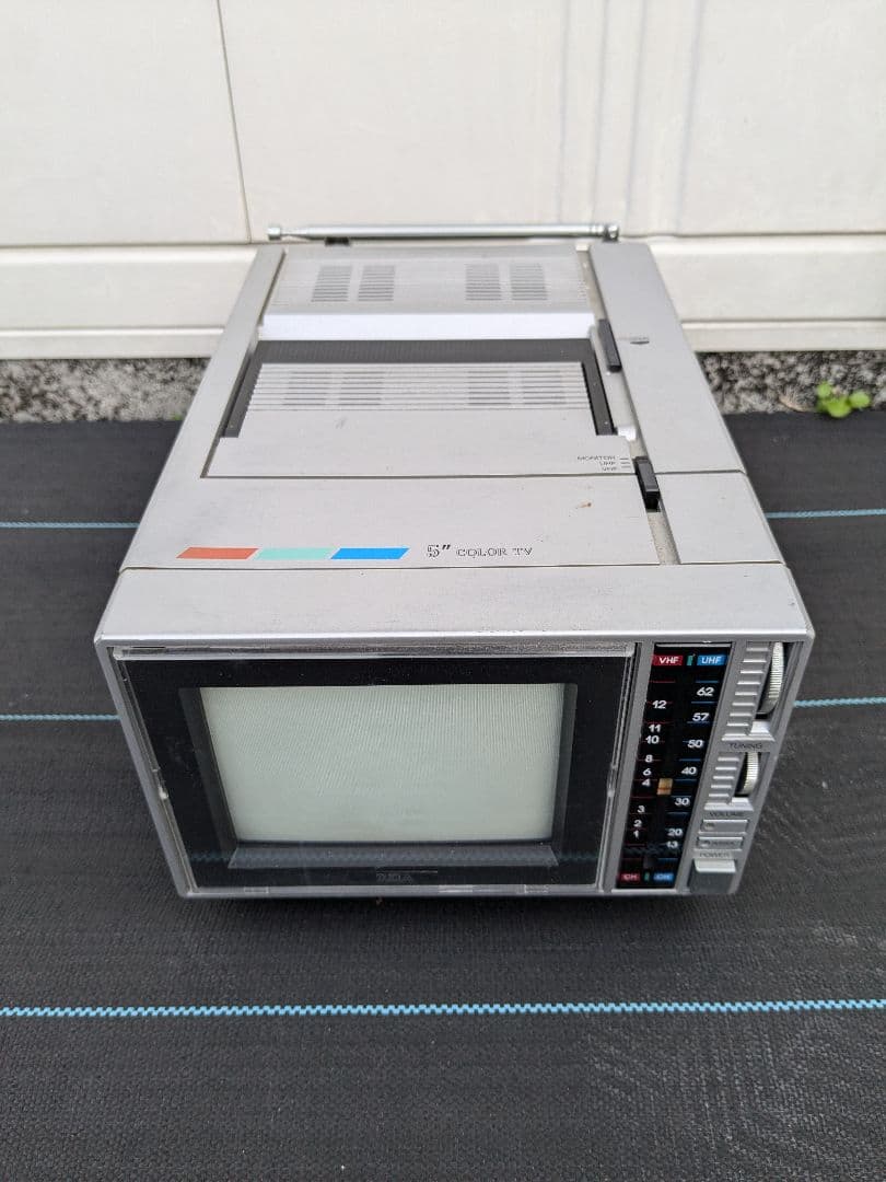 昭和レトロ　 ポータブル 5インチ カラー TVテレビ AM/FM ラジオ