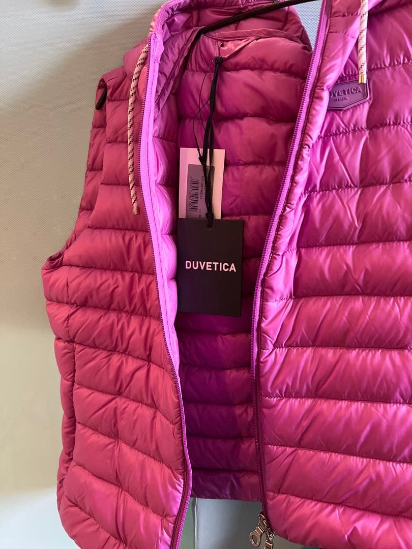 ダウンベスト色は落ち着くピンク 今年の冬は暖かく 袖がない分動きやすいですよ