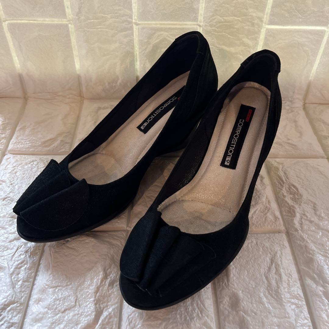 黒のウェッジヒールパンプス