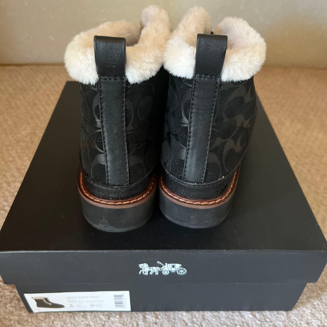 コーチ シグネチャー柄ブラックショートブーツ