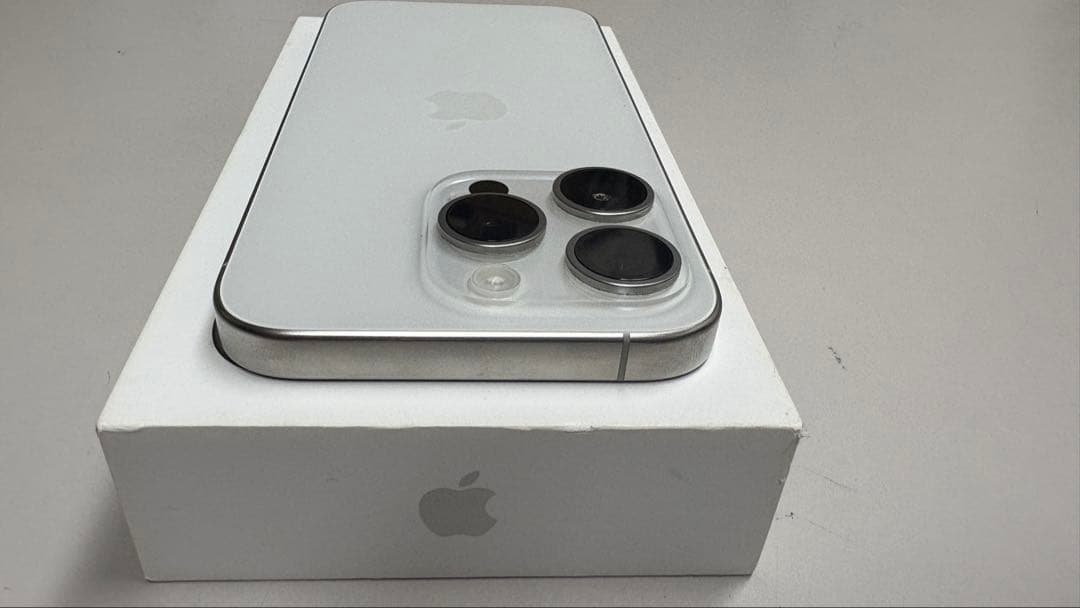 Apple iPhone 15 Pro 本体 ホワイトチタニウム