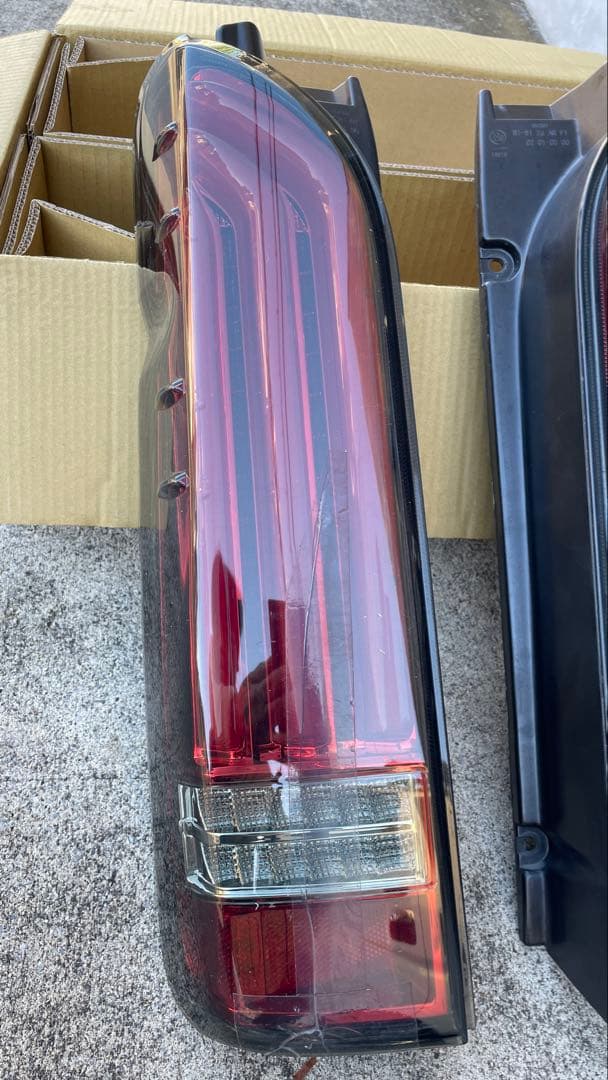 ハイエース200系　テールランプ左右　ジャンク品