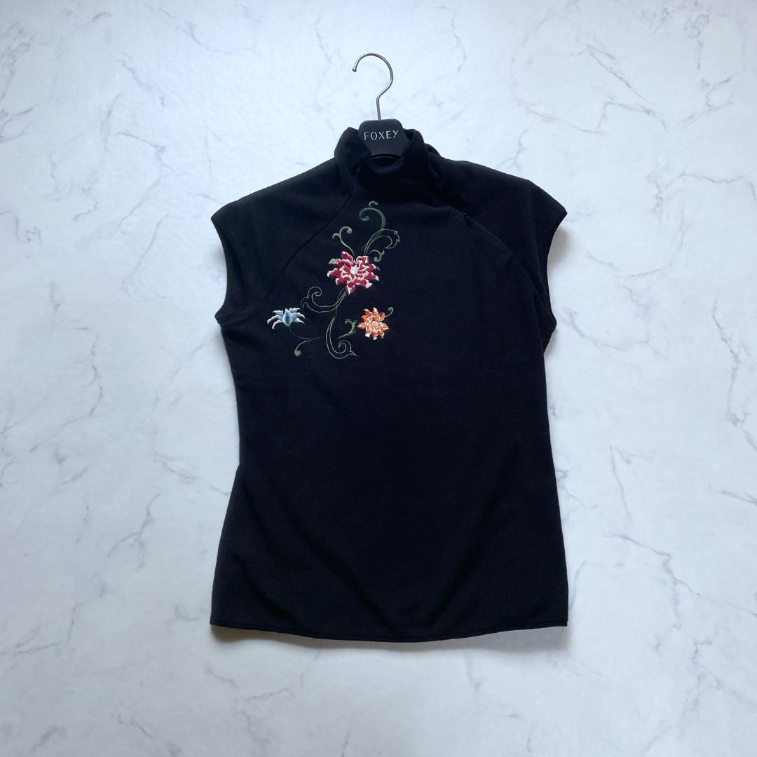 ヴィヴィアンタム モックネック フリース 花柄 刺繍 ノースリーブ 黒 1
