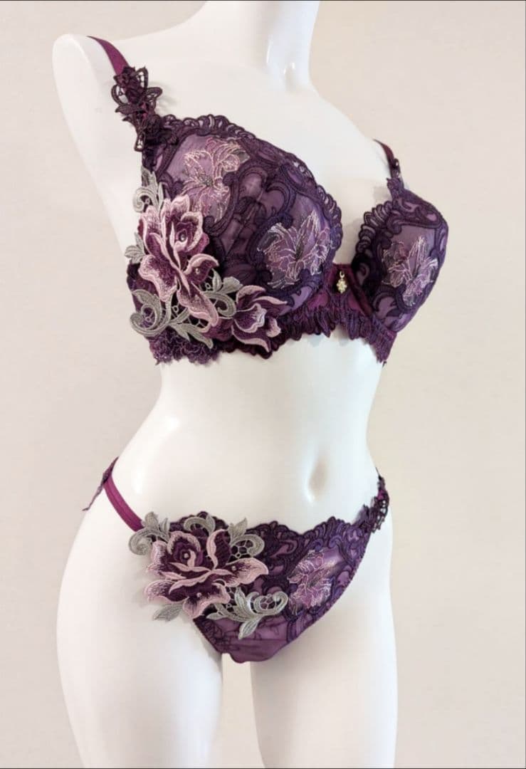 サルート82「ジョジョの奇妙な冒険」E75+ショーツL 定価23980円 WI