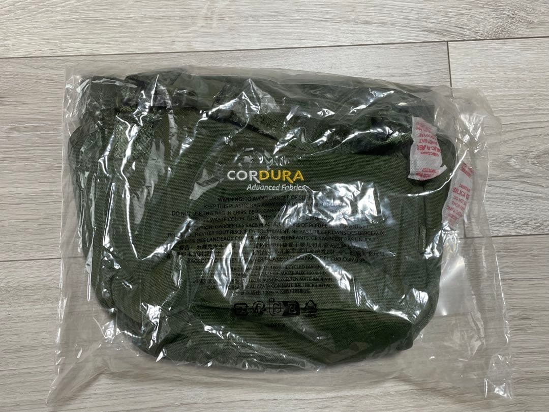 シュプリーム　ミニメッセンジャーバッグ