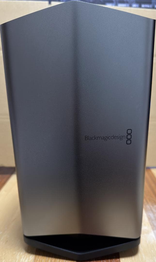 Blackmagic eGPU Pro (上位モデル Vega 56)