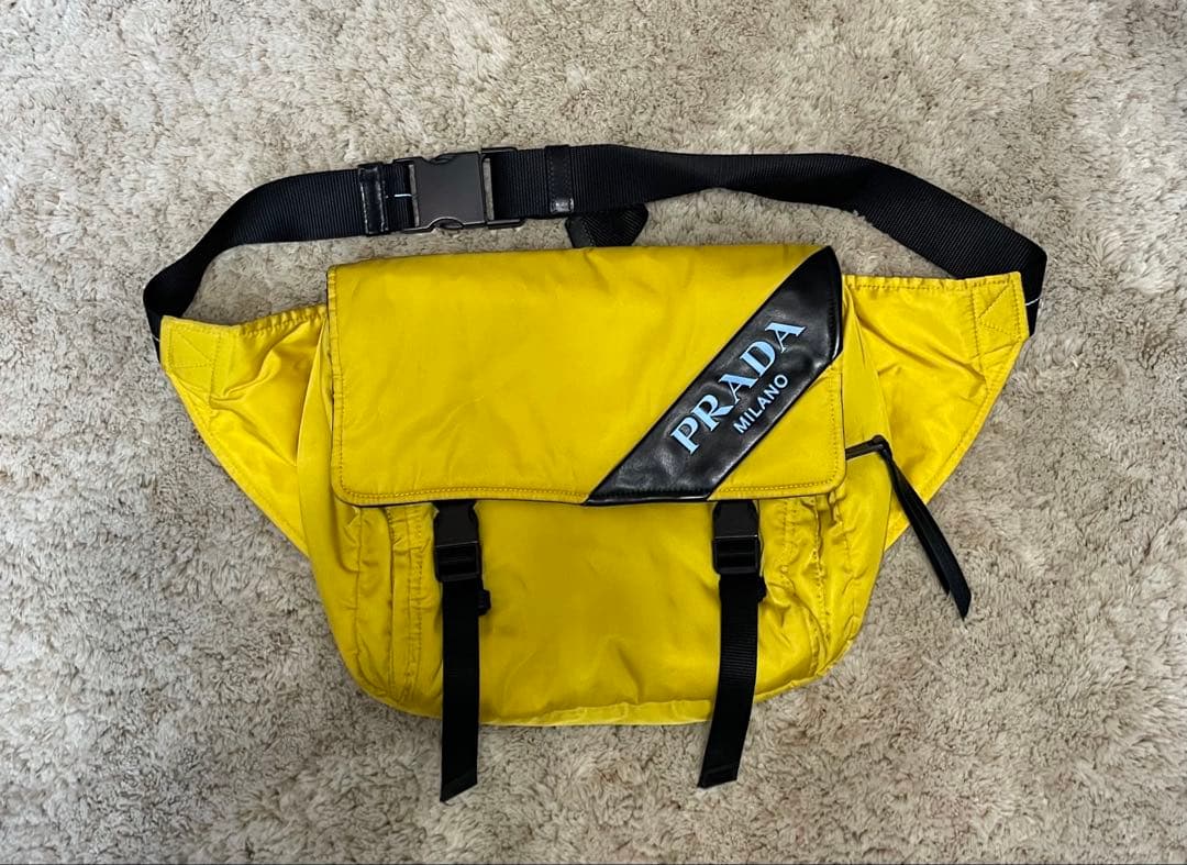 PRADA イエロー メッセンジャーバッグ