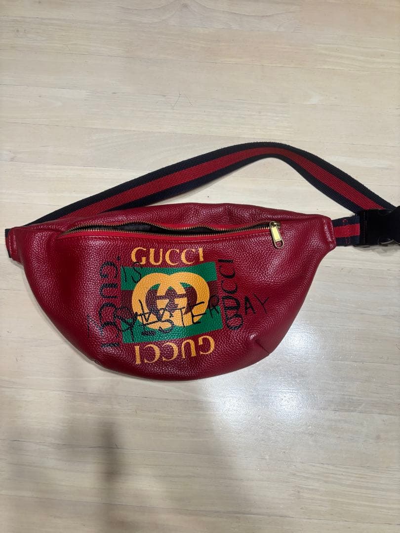 GUCCI ボディバッグ レッド ロゴ入り