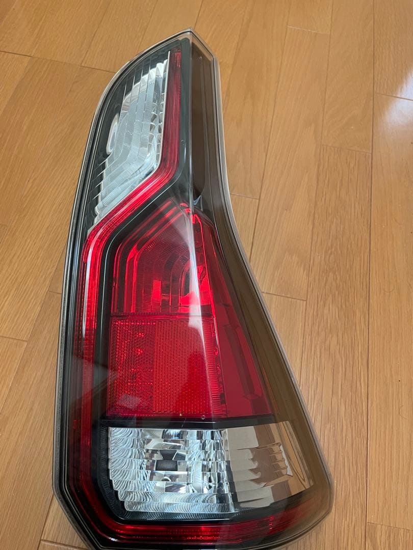 c27セレナ リアテールランプ　右側