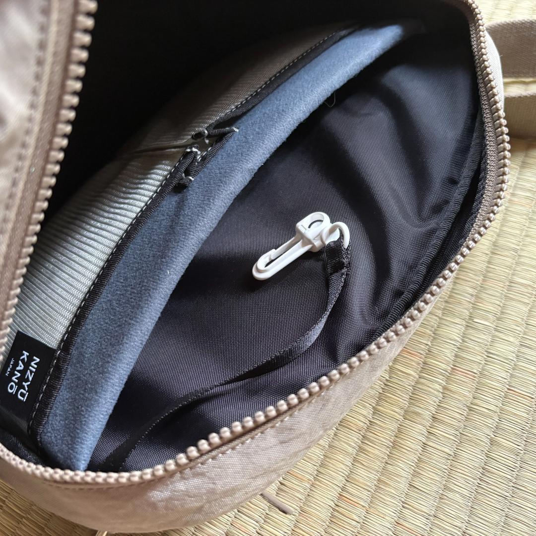 NIZYU KANO FUKUI SIWAナイロンボディバッグM グレージュ