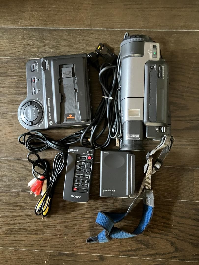 ソニーのビデオカメラCCD-TR3000、メディアコンバーター DVMC-DA