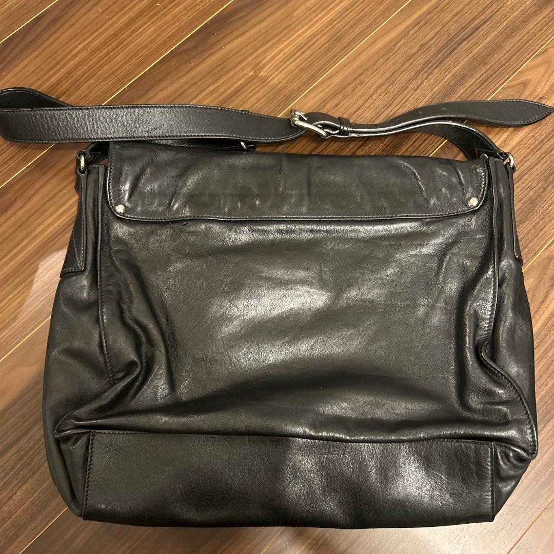 MIU MIU ブラックレザー メッセンジャーバッグ