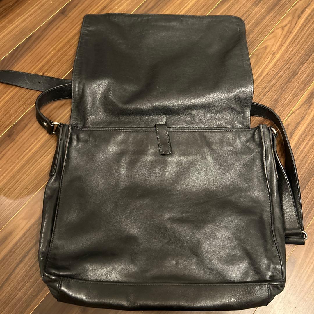 MIU MIU ブラックレザー メッセンジャーバッグ