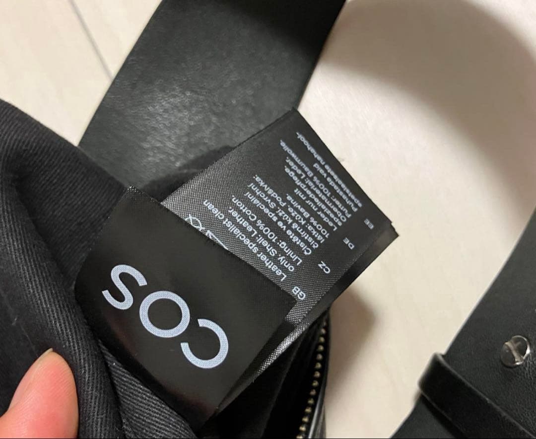 COS コス　レザー クロスボディ プリーツベルトバッグ ブラック