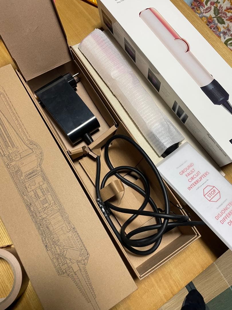 中国　韓国　ヨーロッパ　Dyson ドライヤー　ht01 ストレイトナー