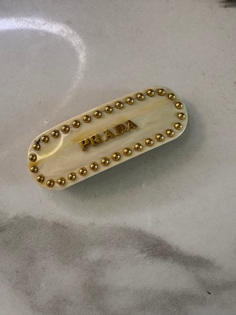 PRADA アイボリー ヘアピン