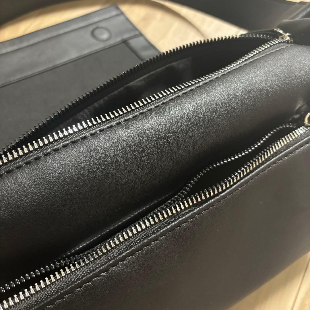 ［新品］ビアズリー風　 レザーボディバッグ　ブラック