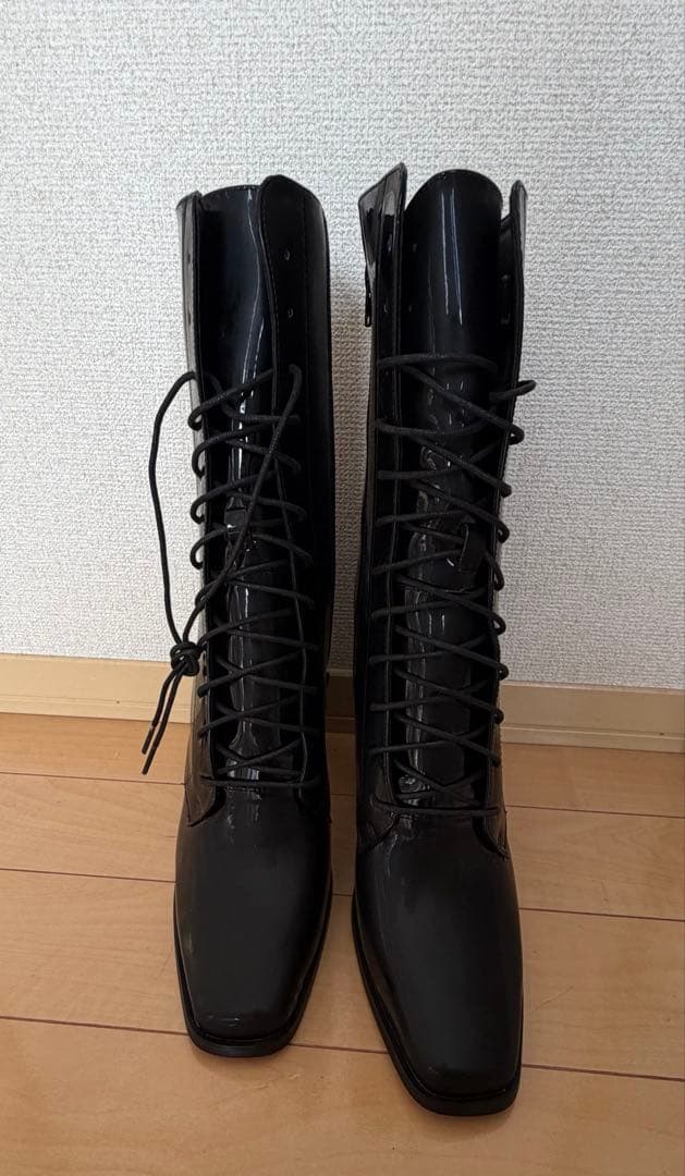 厚底エナメルブーツ