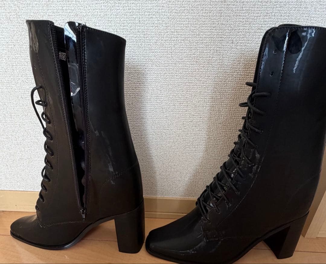 厚底エナメルブーツ