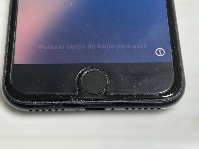 ■Apple iPhone SE 64GB（SIMフリー）