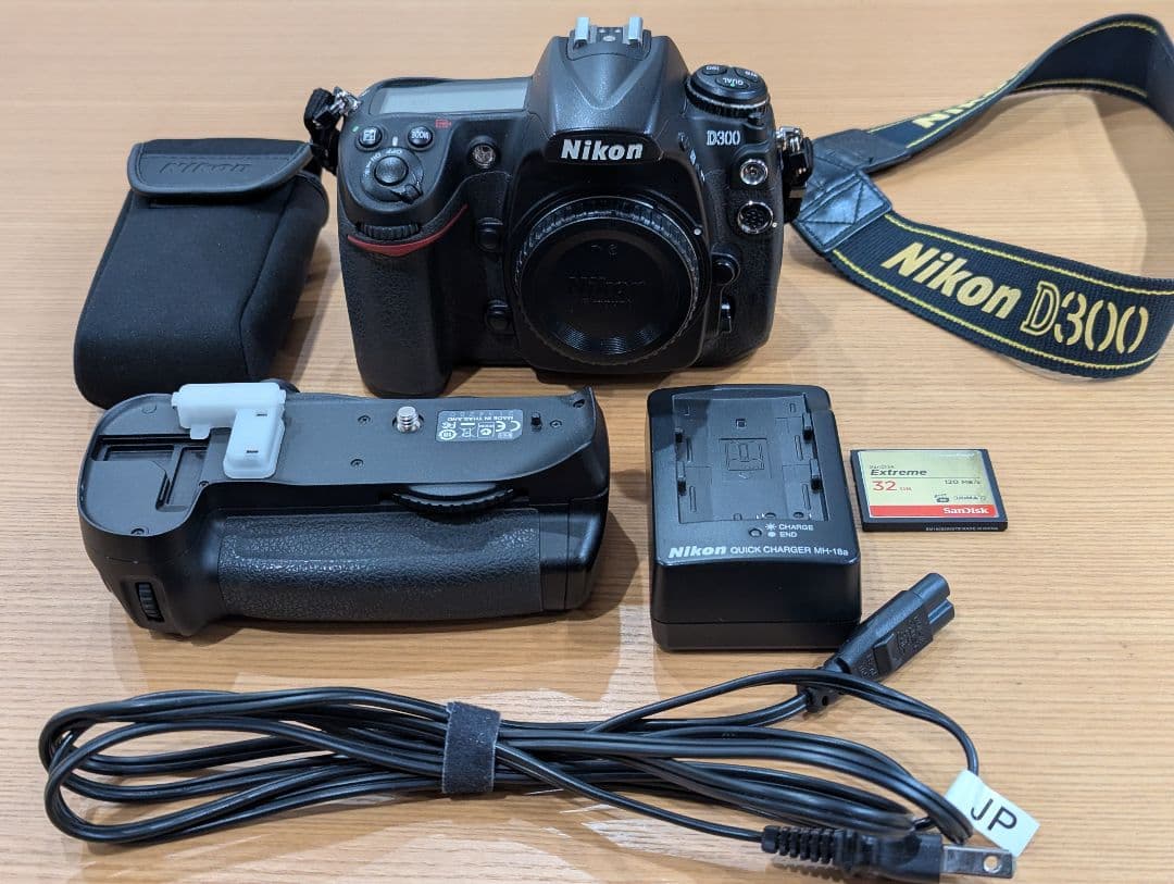 Nikon D300 デジタル一眼レフ バッテリーグリップ付き