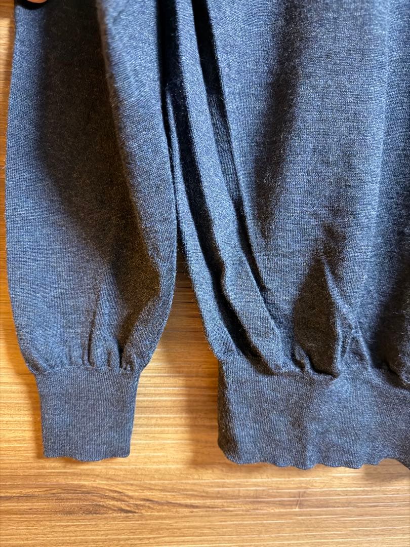 クルチアーニ　ダークグレー タートルネック