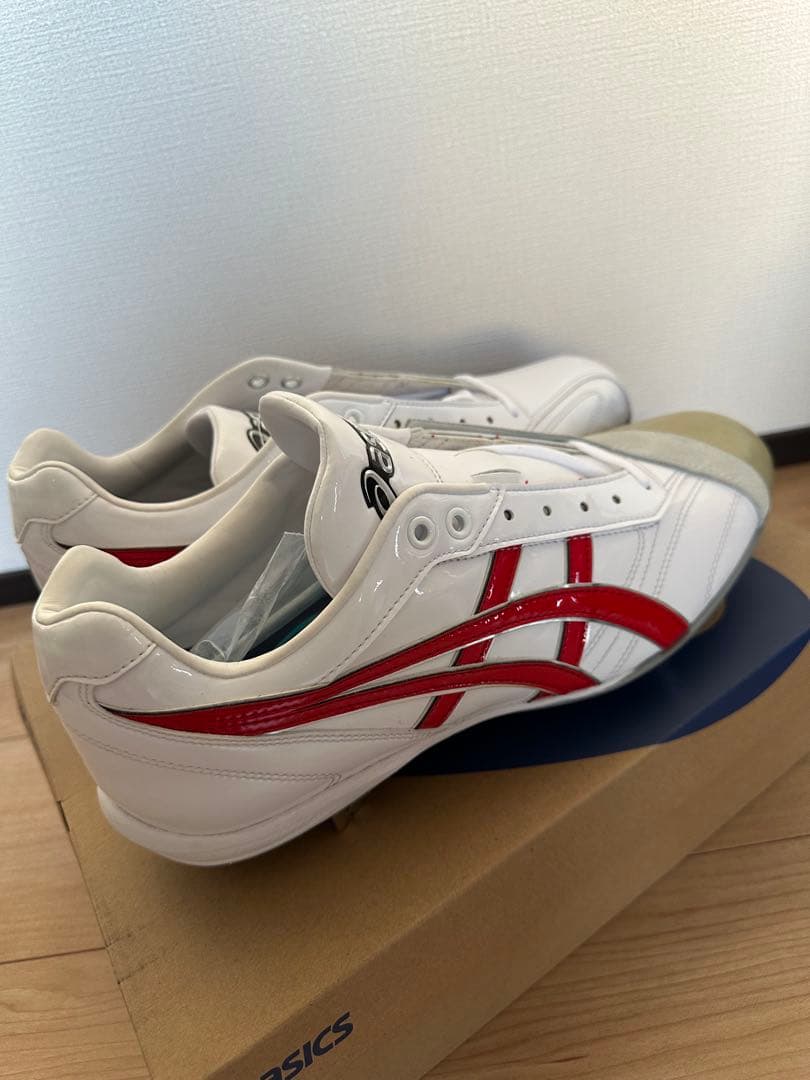 【新品未使用】asics スパイクシューズ ホワイト/レッド（28.0㌢）