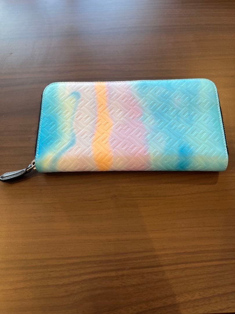 FENDI 青とピンクのグラデーション 長財布