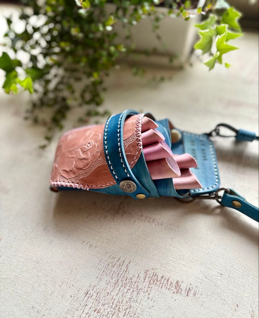 手染めアイスブルー、ローズ型押しピンクのシザーケース