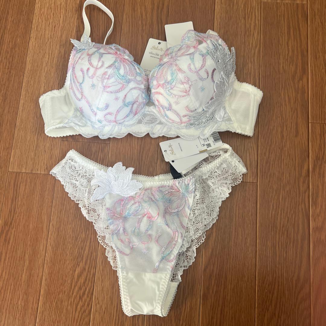 【新品タグ付】Salute 刺繍ブラジャーショーツセット D70