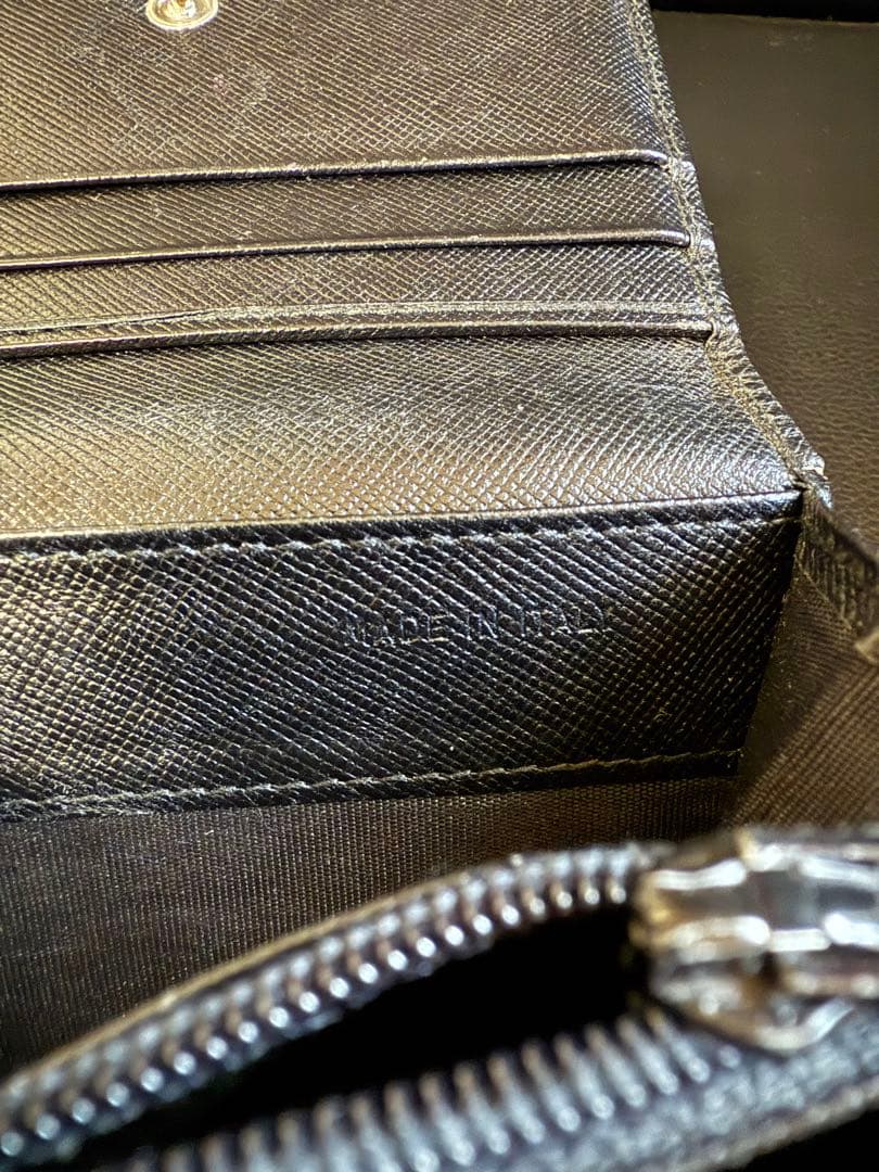 プラダ コンパクトケース サフィアーノレザー