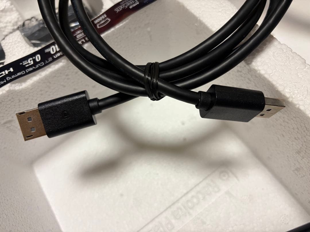 AOC C27G2ZE 27インチ湾曲ディスプレイ本体