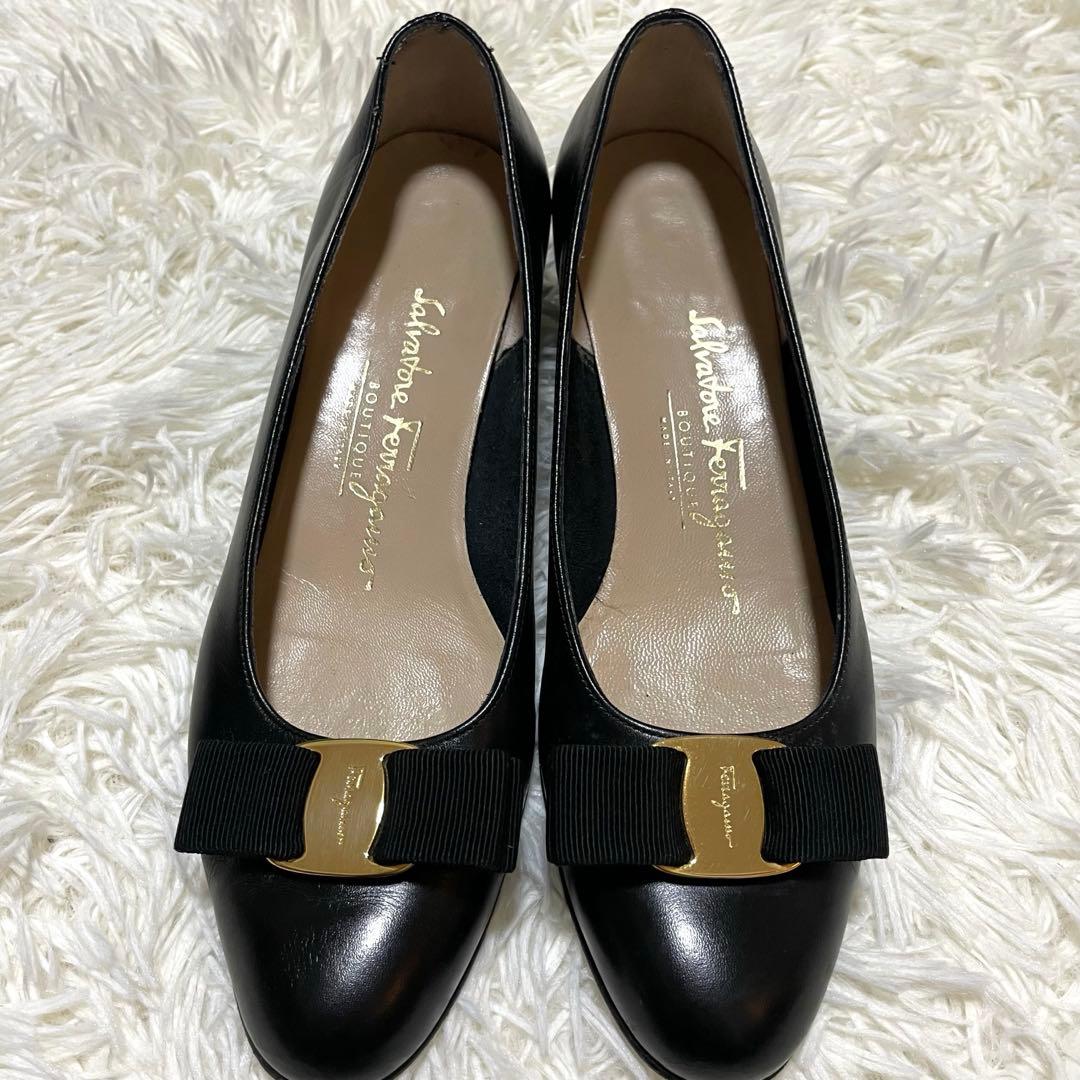 美品✨フェラガモ　ヴァラ　リボンパンプス　ブラック　レザー　23.5 イタリア製