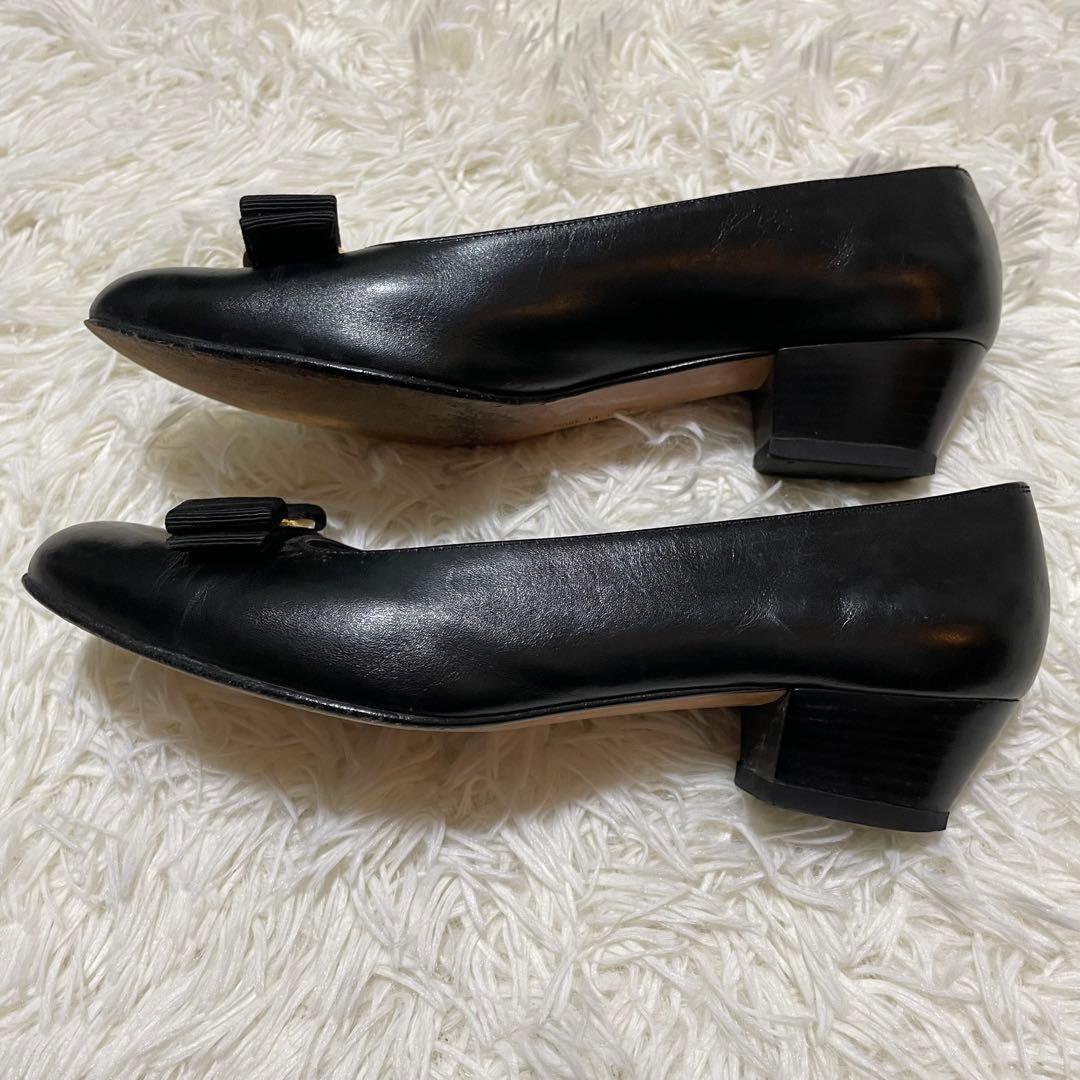美品✨フェラガモ　ヴァラ　リボンパンプス　ブラック　レザー　23.5 イタリア製