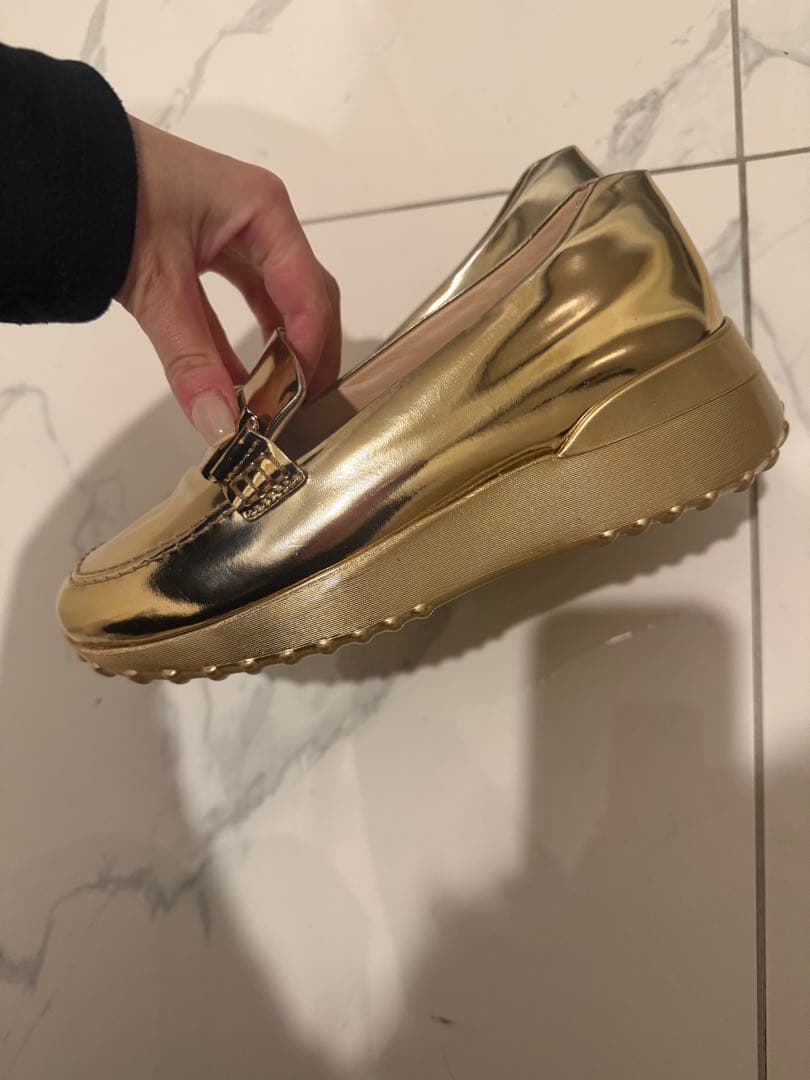 お値下げ！トッズ　ゴールドローファー　試着のみ　351/2 23センチ