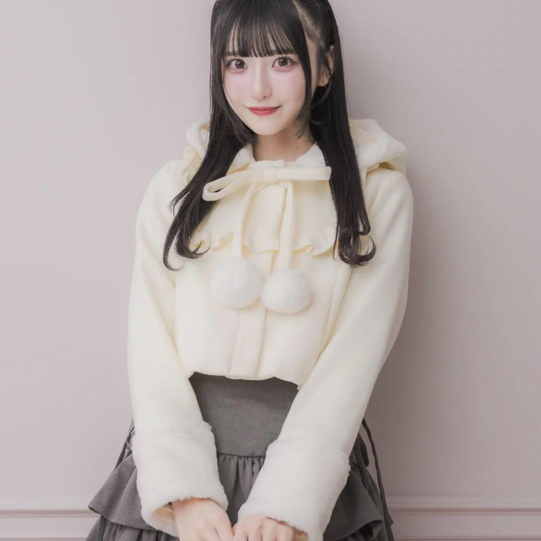 pium ファーリボンヨークフリルショートコート